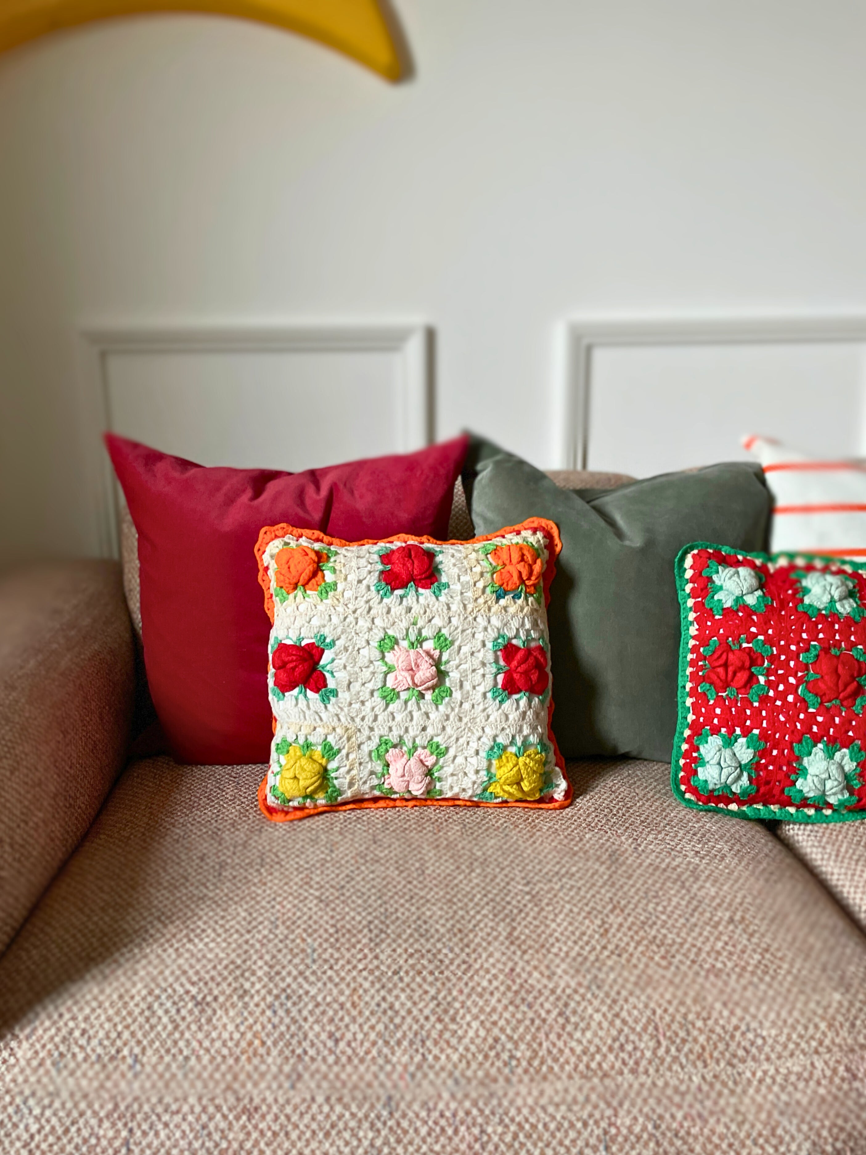 Lot de 2 Coussins vintage assortis fait main au crochet en laine - Décoration Lot de 2 Coussins vintage assortis fait main au crochet en laine - Décoration