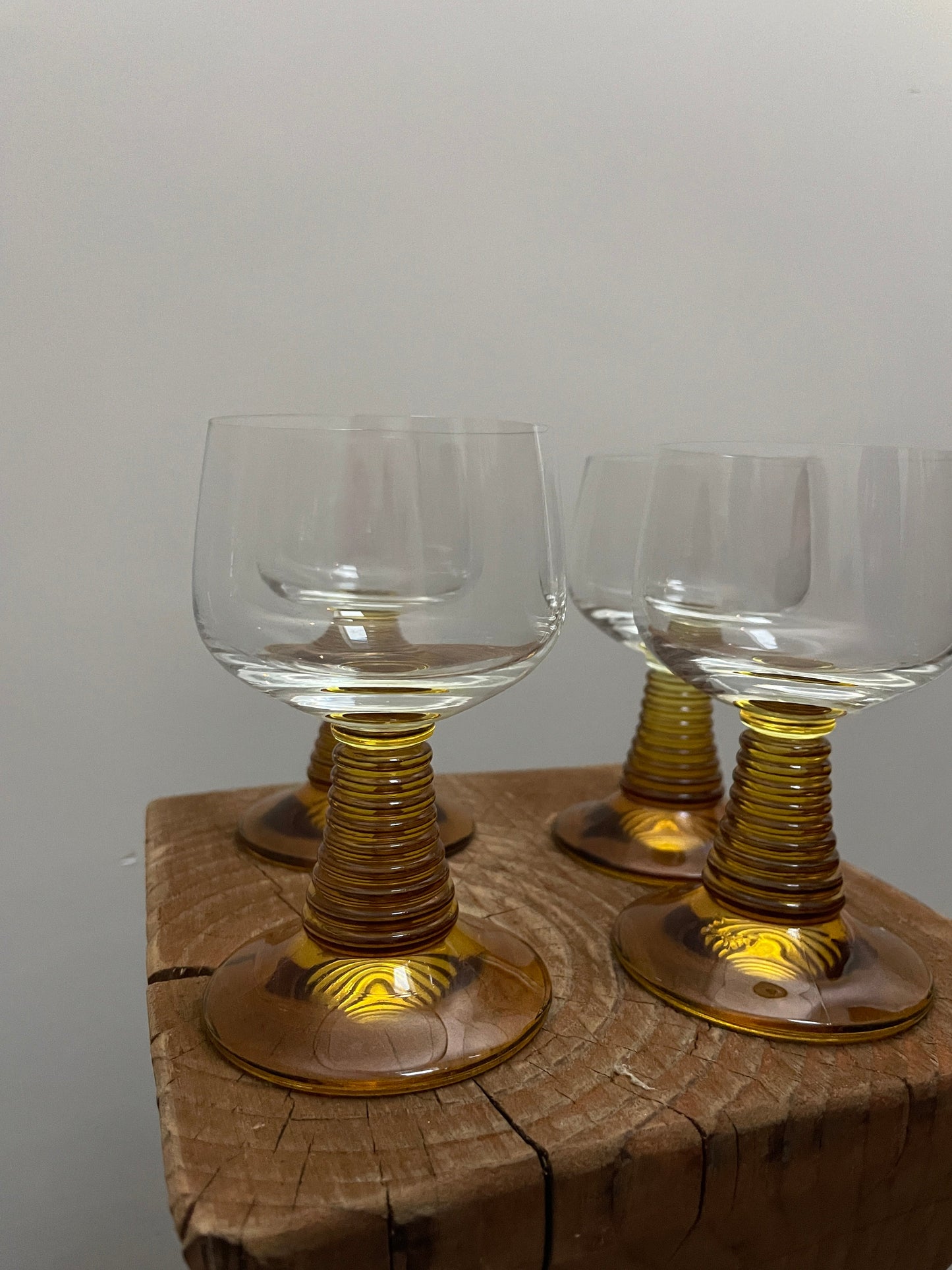 Set de 4 verres à vin ambrés vintage Ohmabergere