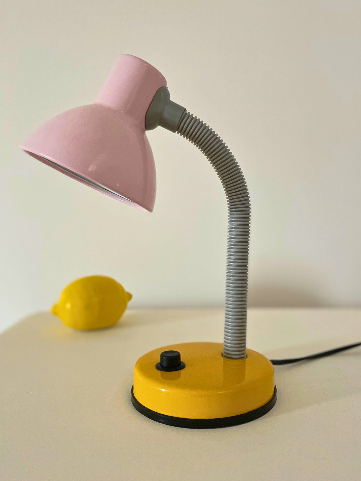 Lampe de bureau rose et jaune vintage Ohmabergere