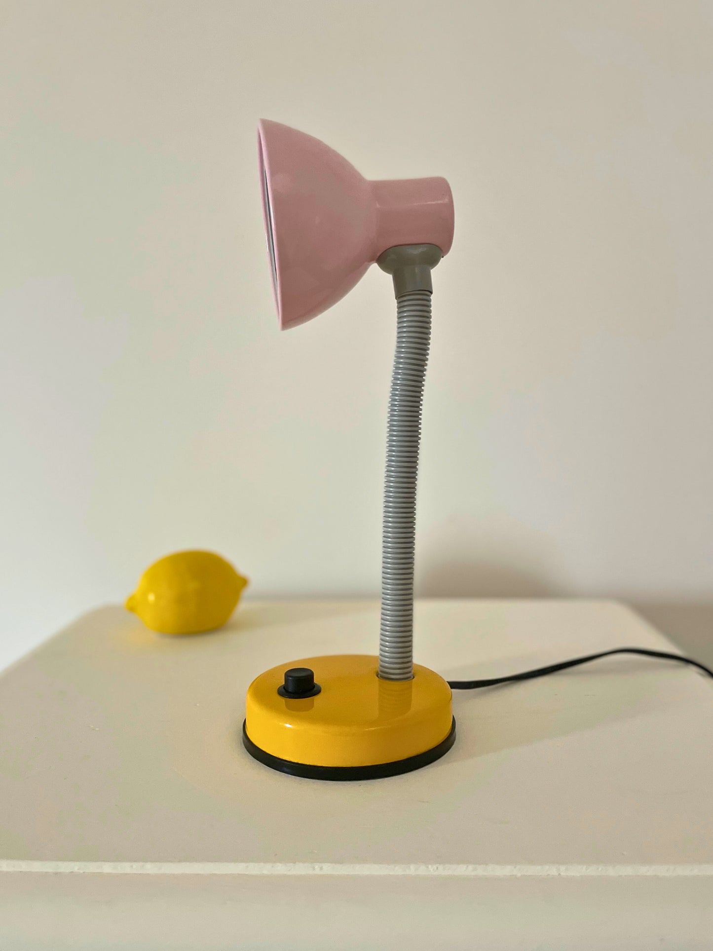 Lampe de bureau rose et jaune vintage Ohmabergere