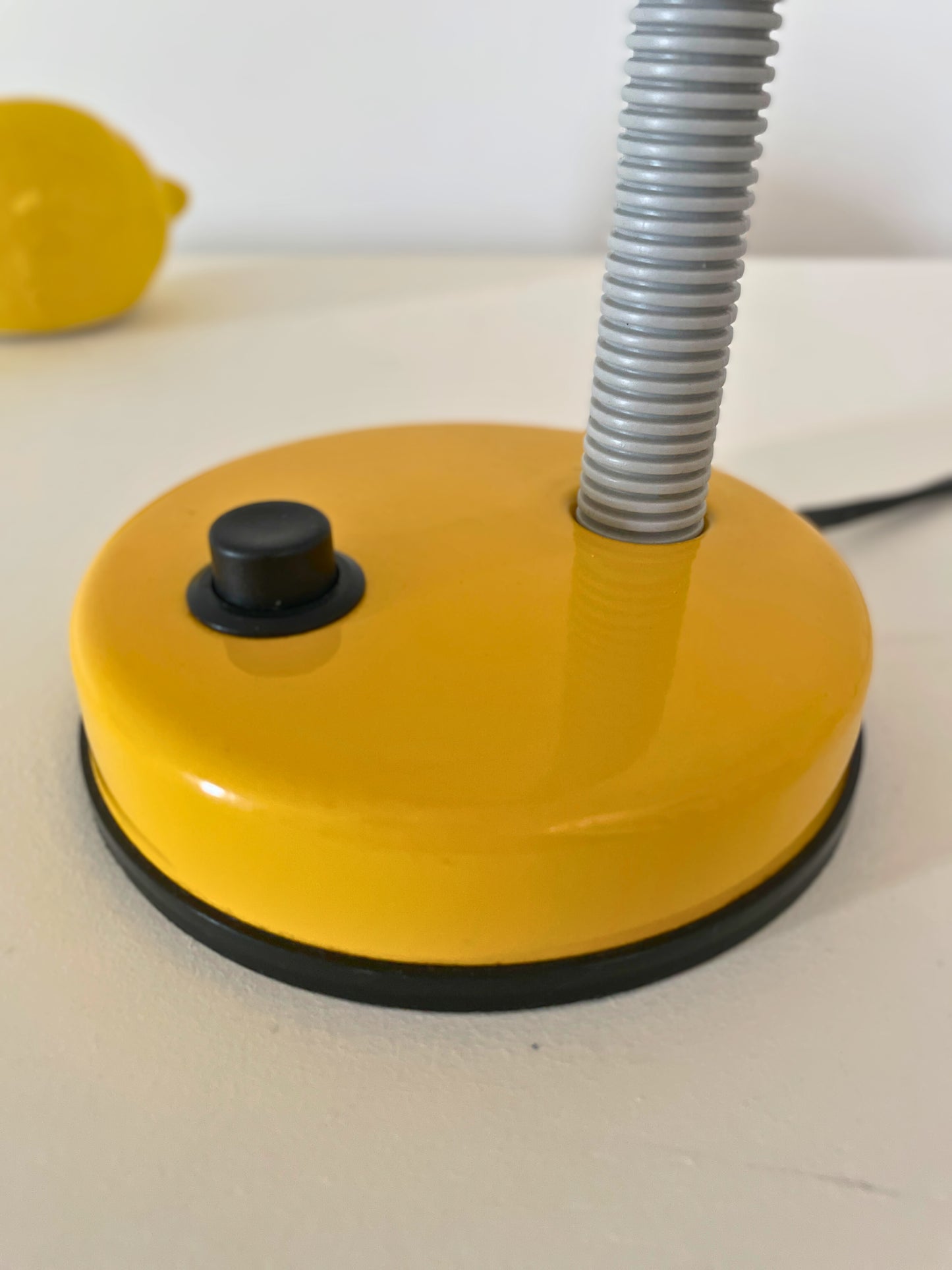 Lampe de bureau rose et jaune vintage Ohmabergere