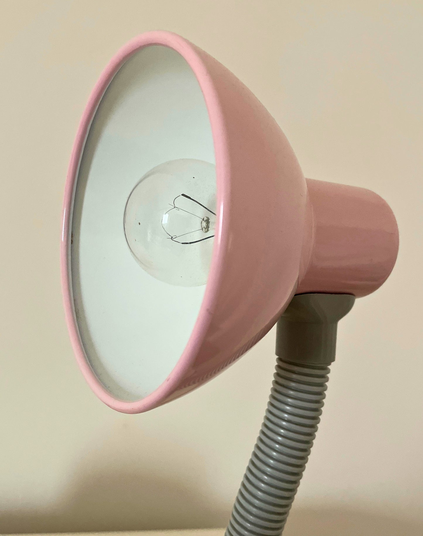 Lampe de bureau rose et jaune vintage Ohmabergere