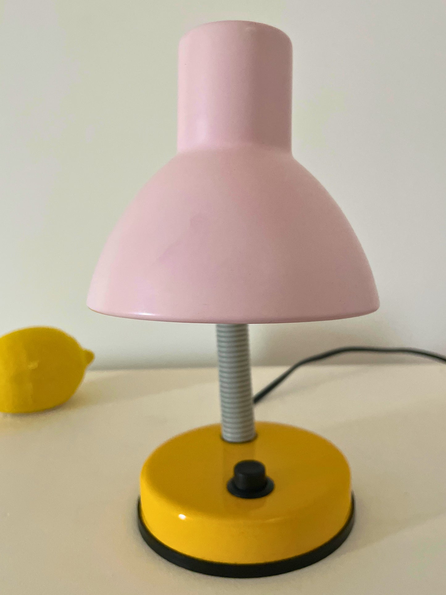 Lampe de bureau rose et jaune vintage Ohmabergere