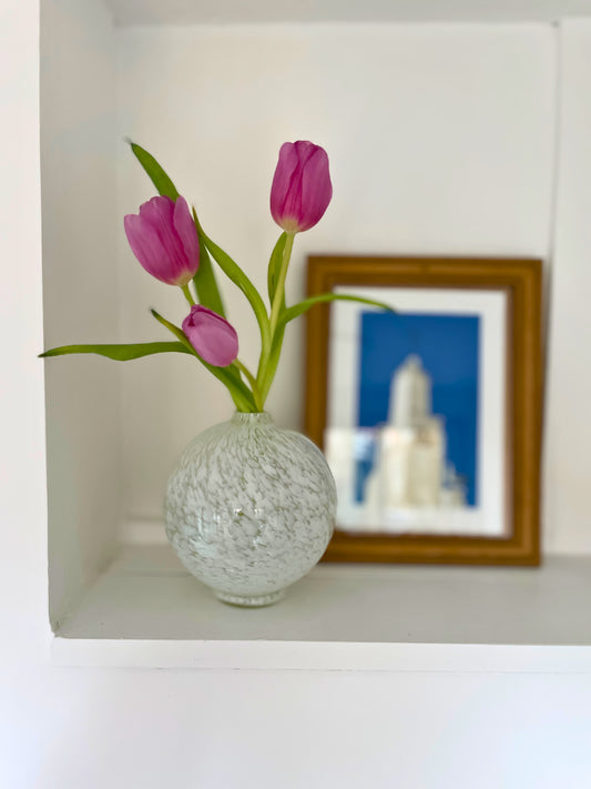 Vase boule verre moucheté