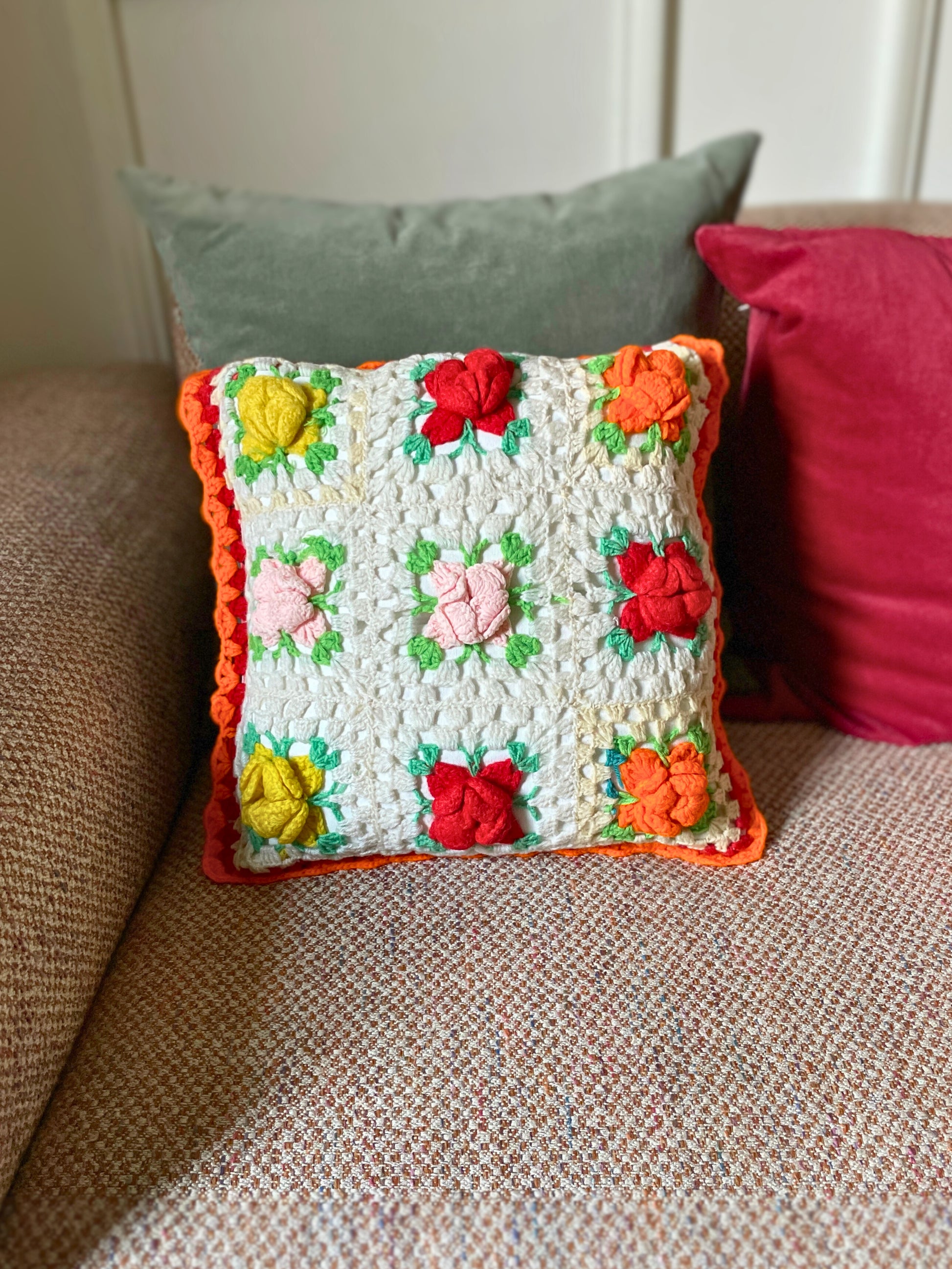 Coussin crochet vintage orange Ohmabergere