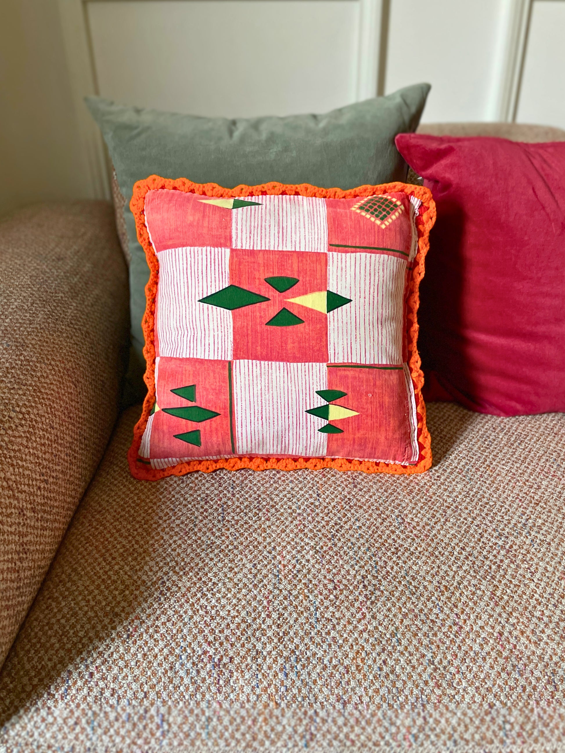 Coussin crochet vintage orange Ohmabergere
