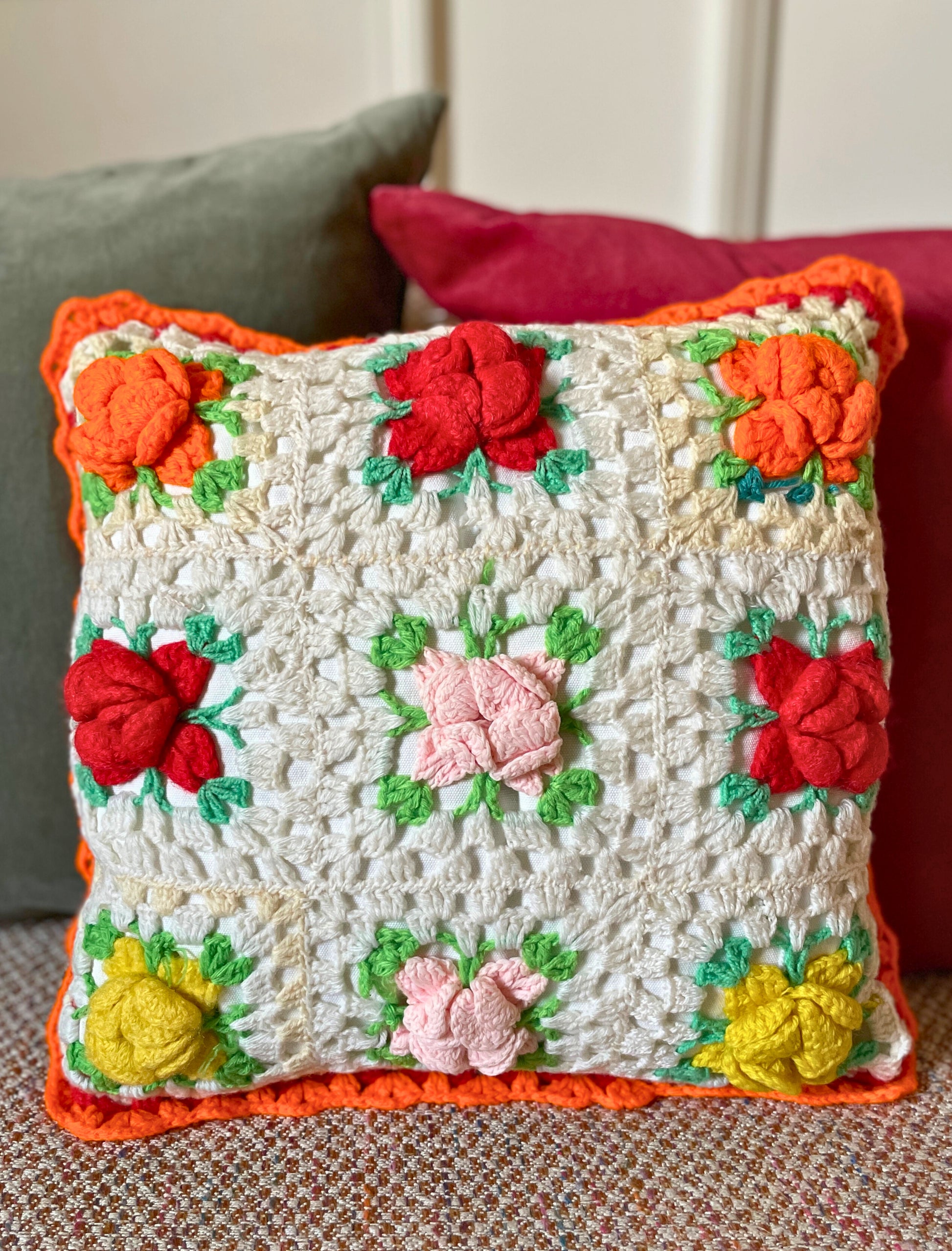 Coussin crochet vintage orange Ohmabergere