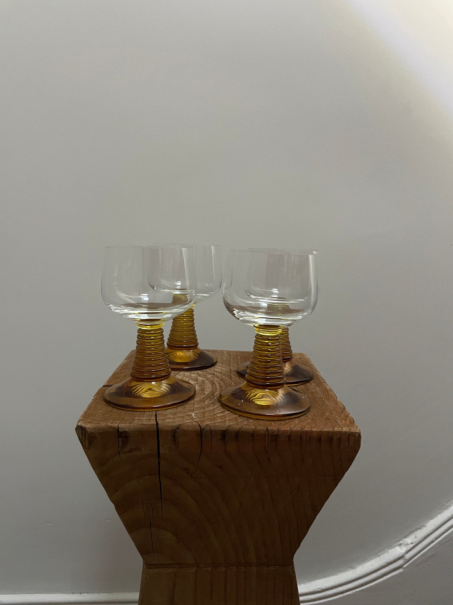 Set de 4 verres à vin ambrés vintage Ohmabergere