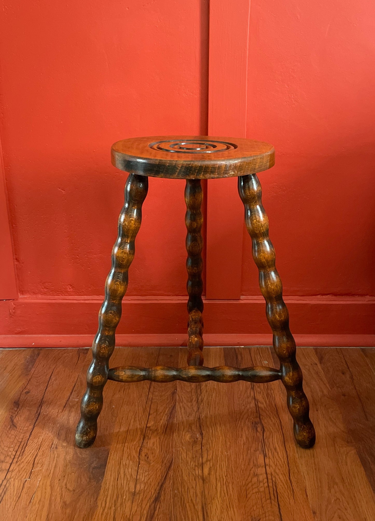 Tabouret tripode en bois tourné Ohmabergere