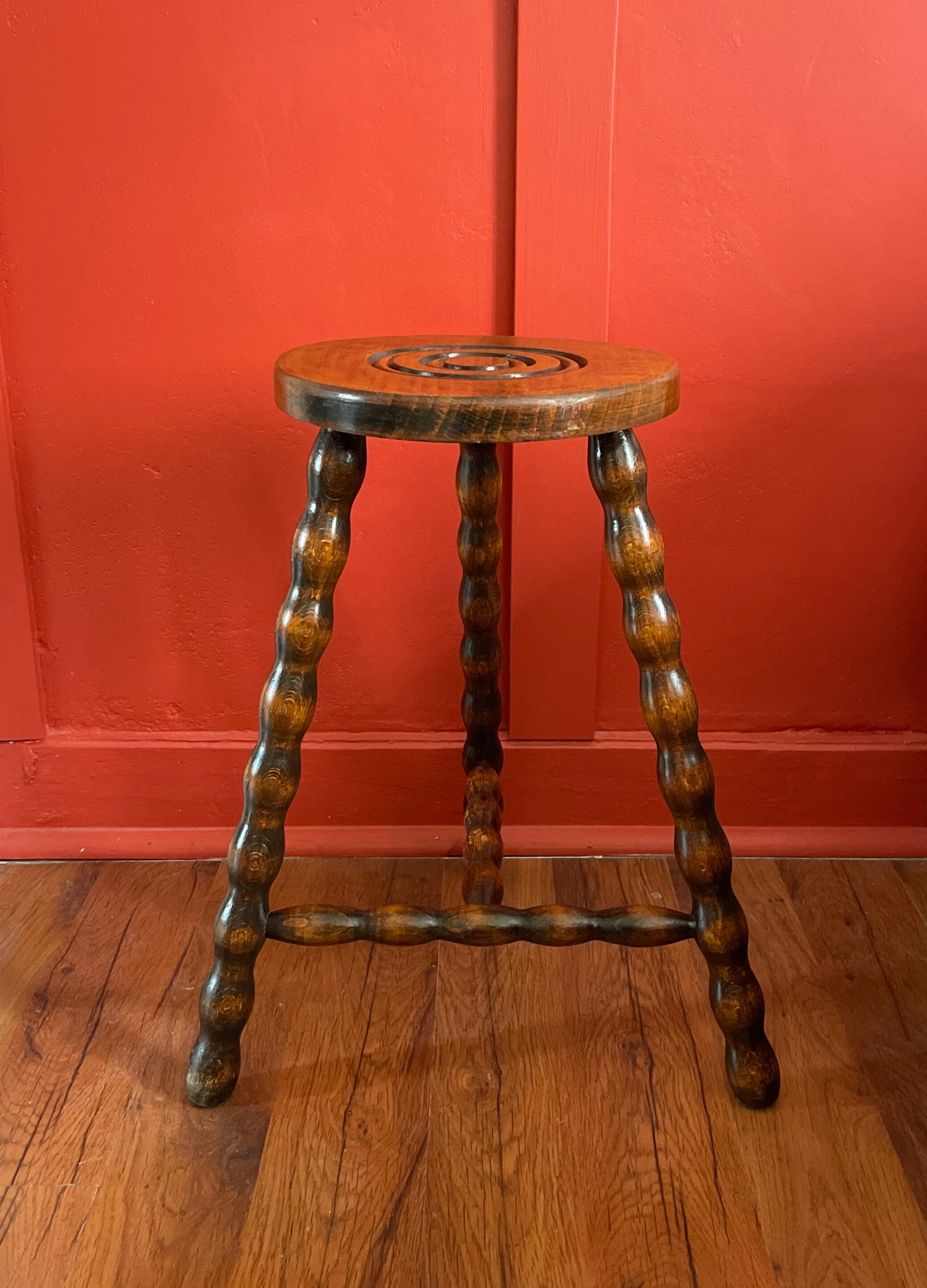 Tabouret tripode en bois tourné Ohmabergere