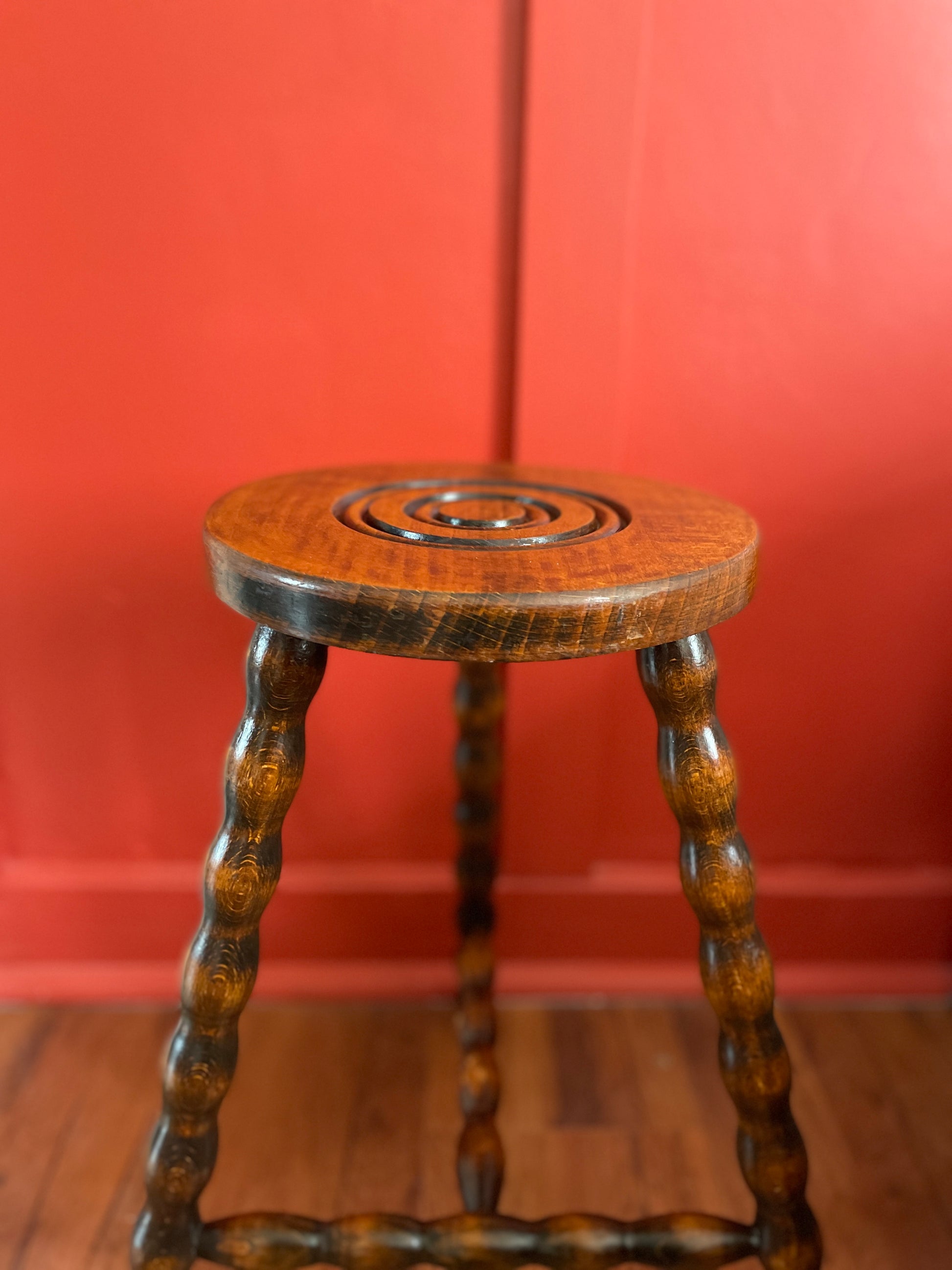 Tabouret tripode en bois tourné Ohmabergere