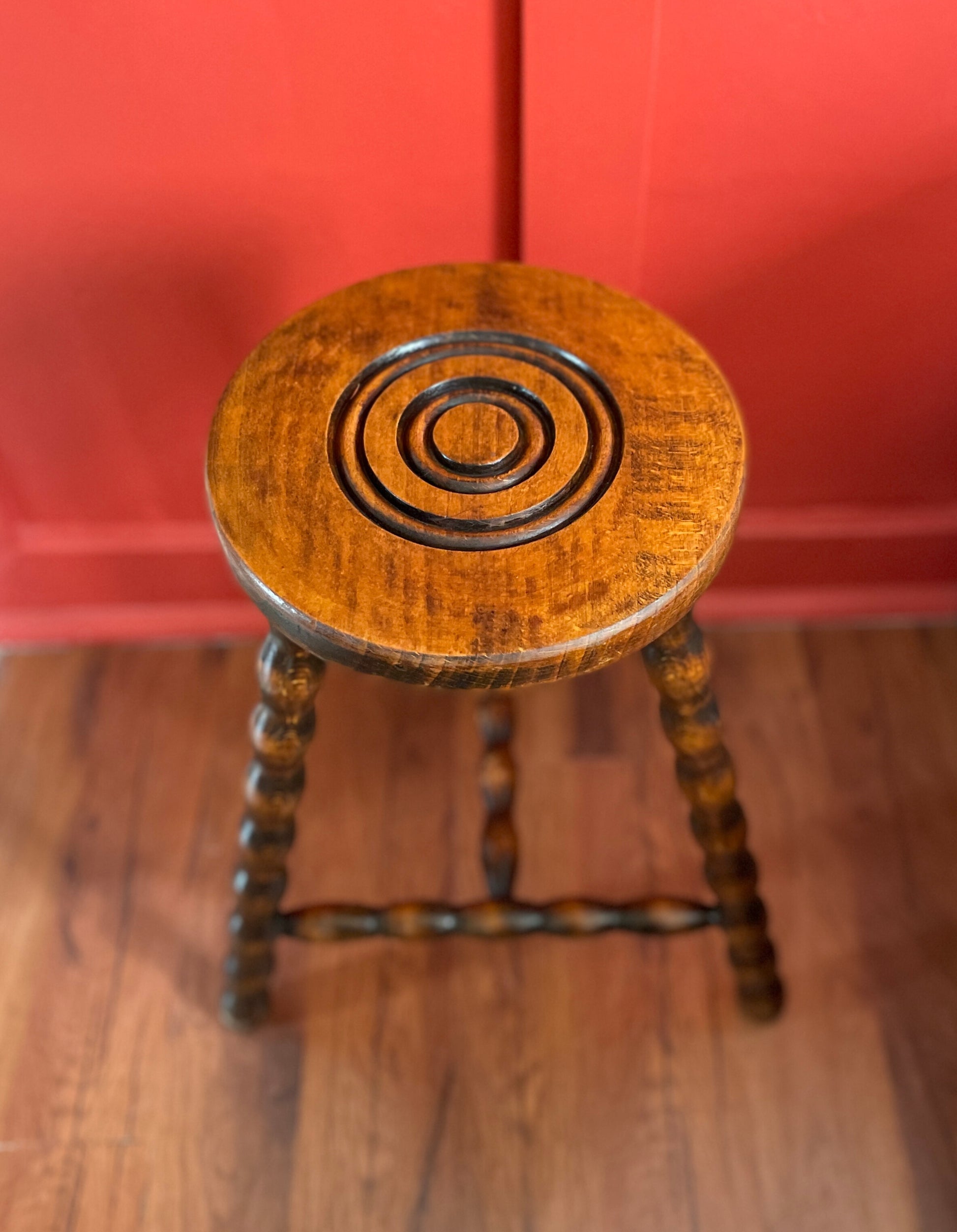 Tabouret tripode en bois tourné Ohmabergere
