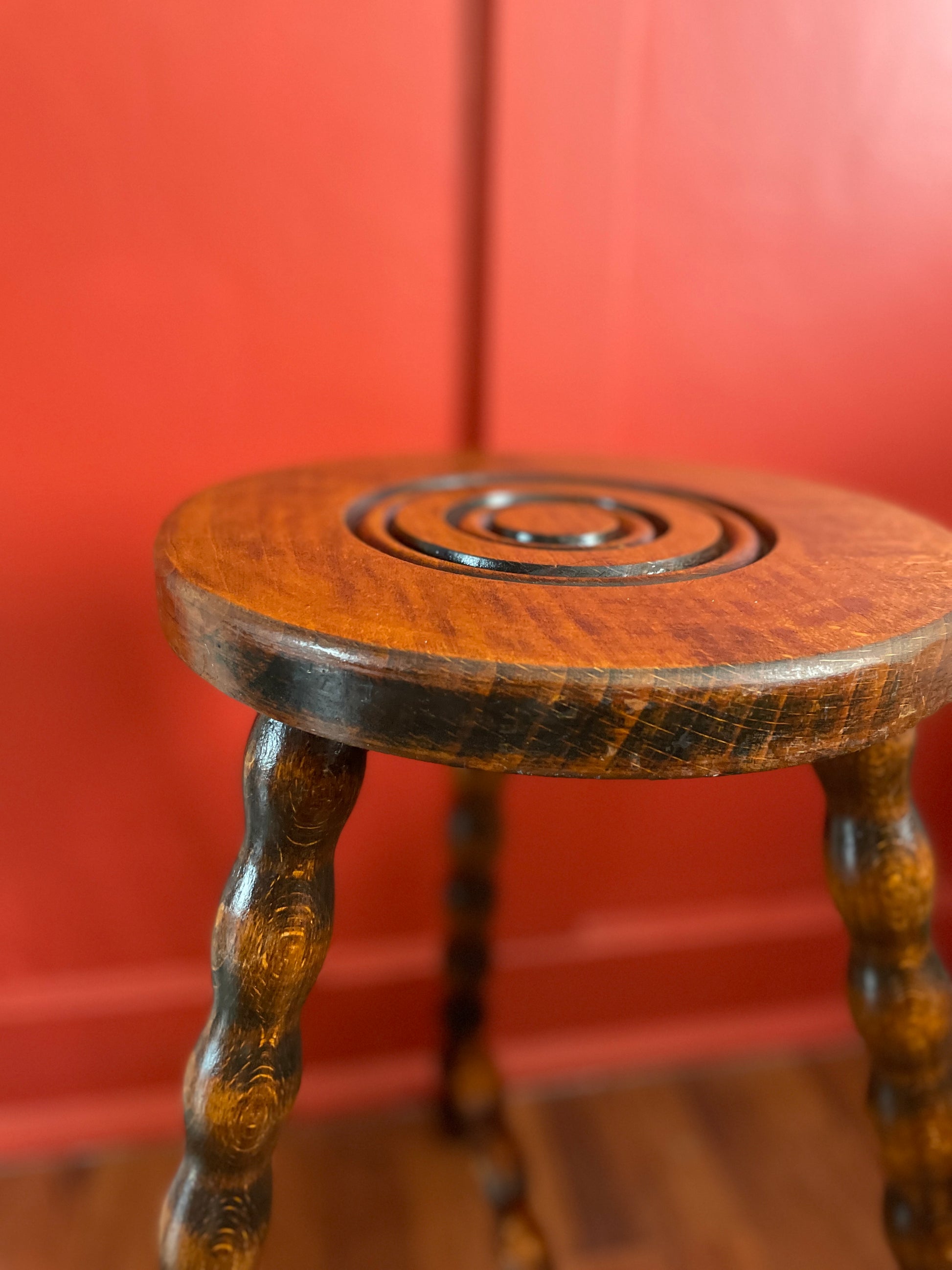 Tabouret tripode en bois tourné Ohmabergere