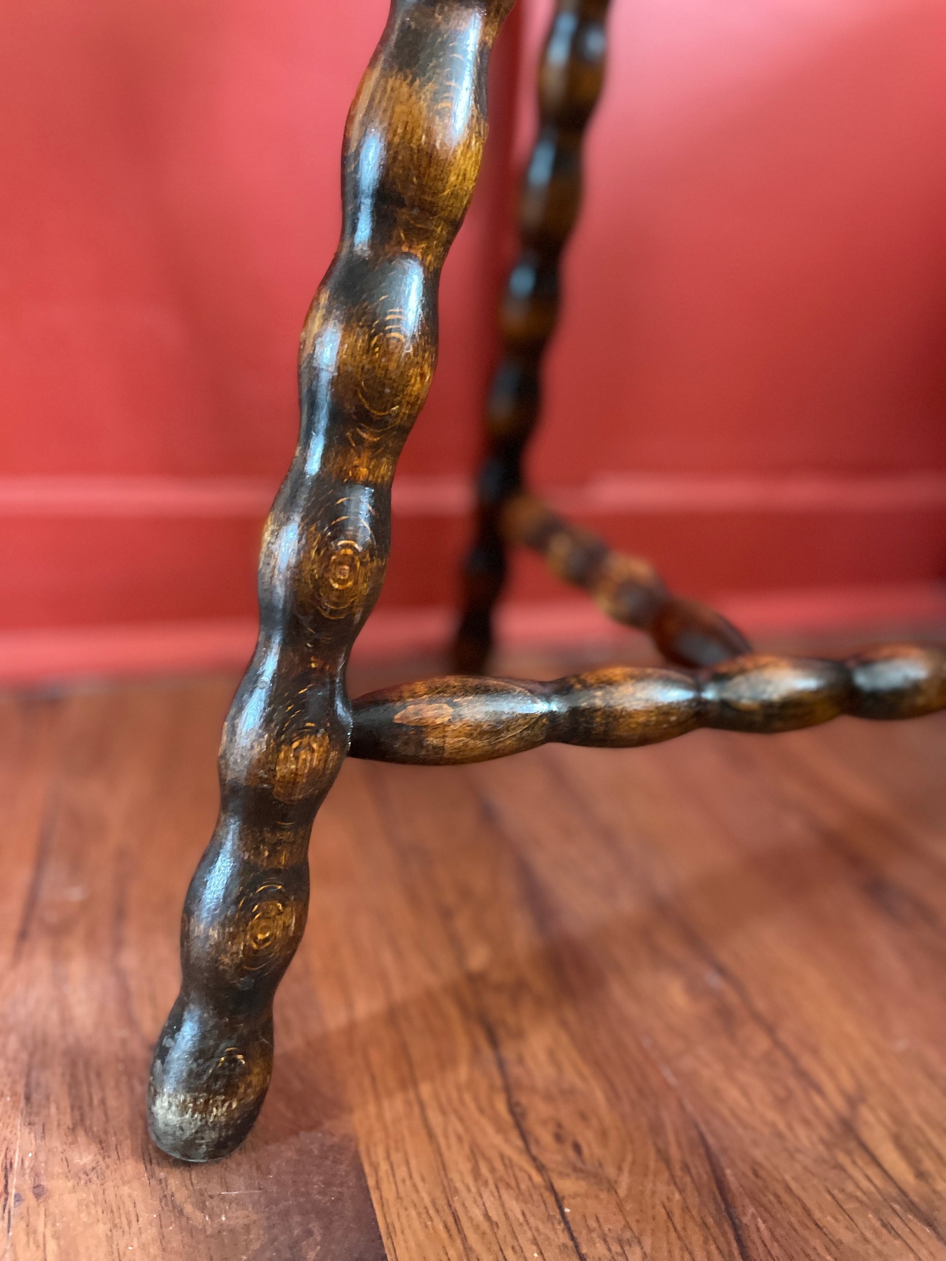 Tabouret tripode en bois tourné Ohmabergere