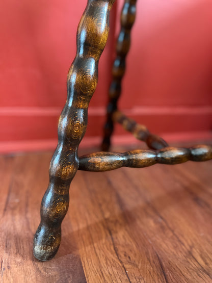 Tabouret tripode en bois tourné Ohmabergere
