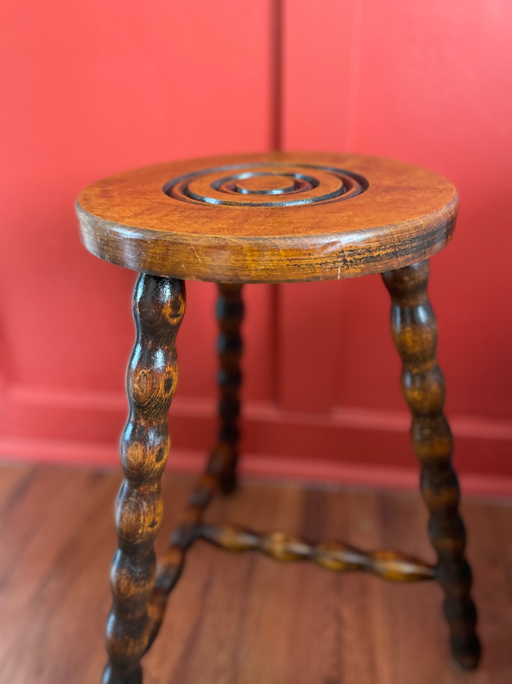 Tabouret tripode en bois tourné Ohmabergere