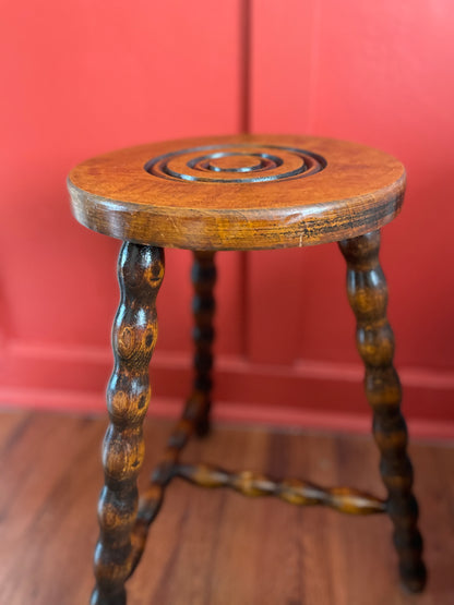 Tabouret tripode en bois tourné Ohmabergere