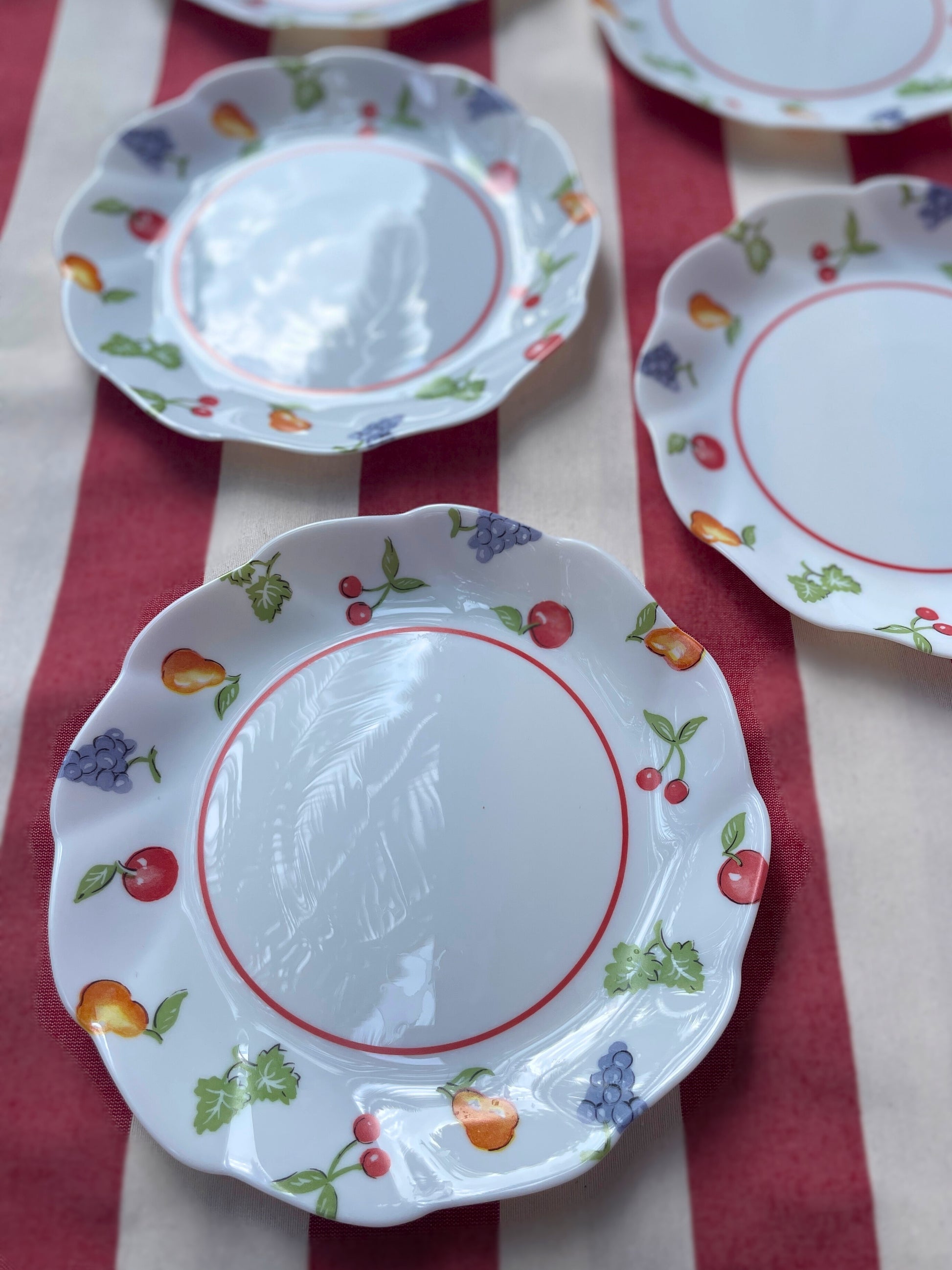 Assiettes de passoire recouvertes d'émail, plats de fruits auto-videurs Assiettes de passoire recouvertes d'émail, plats de fruits auto-videurs