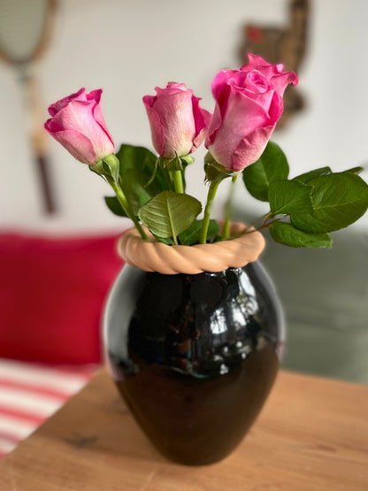 Vase noir et col tressé Ohmabergere