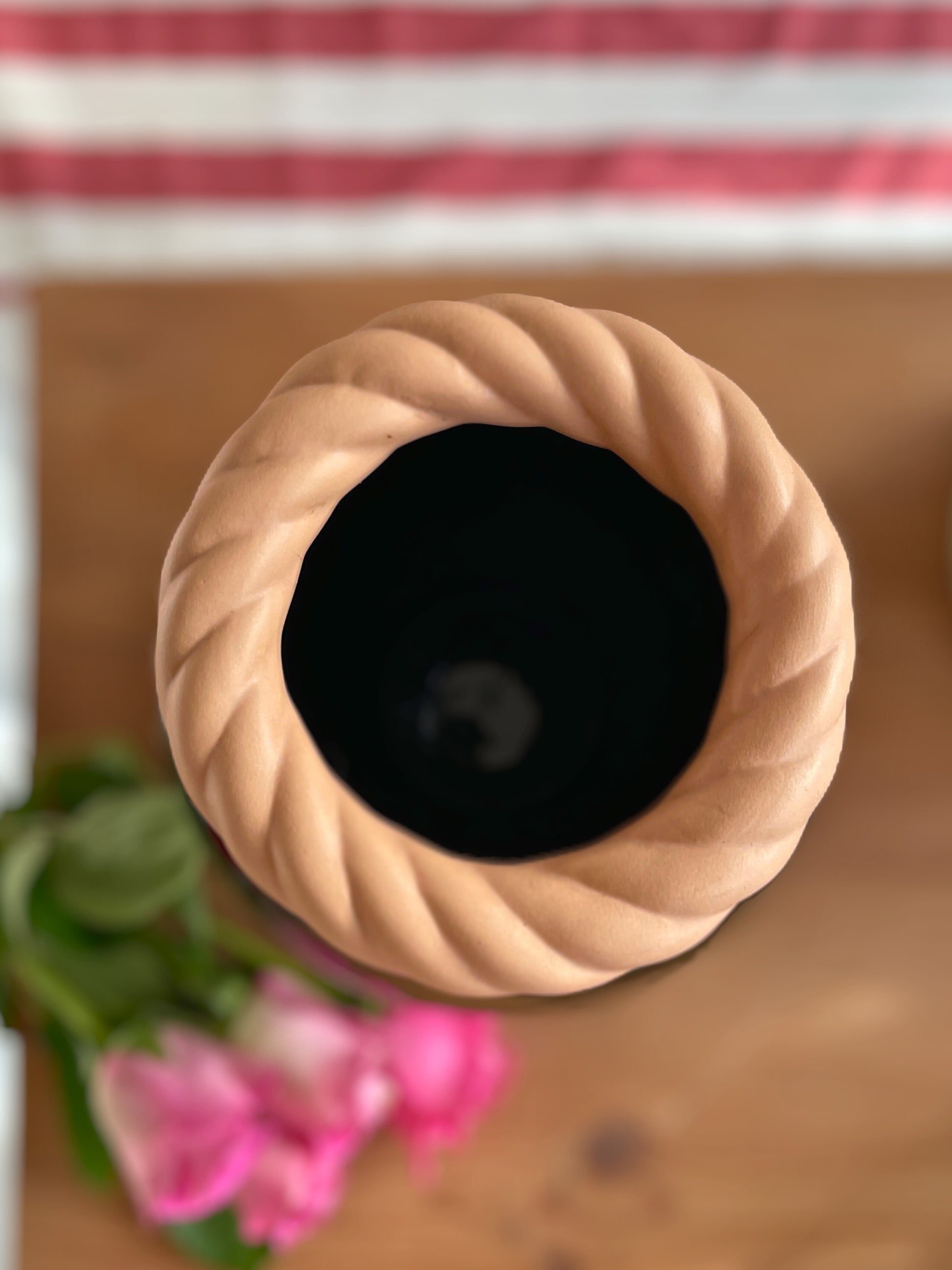 Vase noir et col tressé Ohmabergere