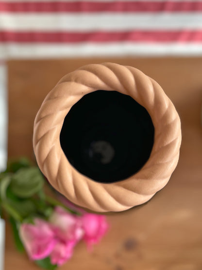Vase noir et col tressé Ohmabergere